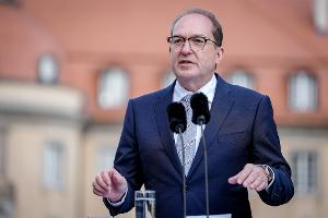 Bundesinnenminister Alexander Dobrindt (CSU) will im Kampf gegen Drohnen auch die Bundeswehr einsetzen. (Archivbild)