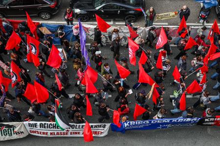 Zahlreiche Menschen nehmen an einer Demonstration von Friedensinitiativen teil und ziehen durch die Stuttgarter Innenstadt.