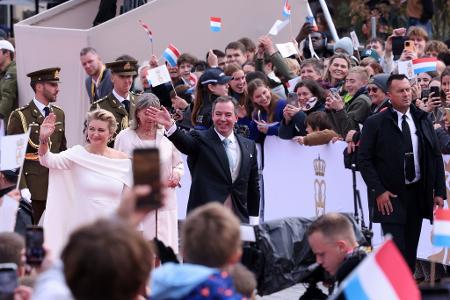 Viele tausend Menschen jubeln dem neuen großherzoglichen Paar zu