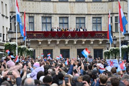 Auf den Auftritt der Familie auf dem Balkon haben viele gewartet