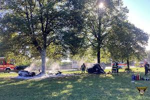 Einsatzkräfte der Feuerwehr München bei einem Verkehrsunfall.
