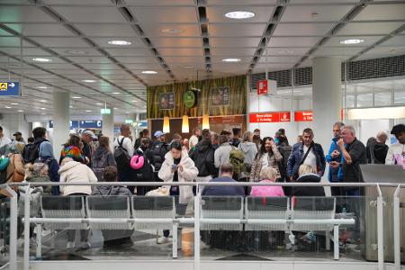 Tausende Menschen sitzen am Flughafen München fest. 