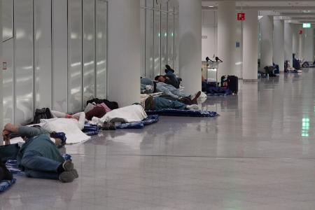 Viele Menschen übernachteten im Flughafen.