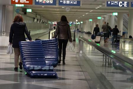 Am Flughafen wurden Luftmatratzen verteilt.
