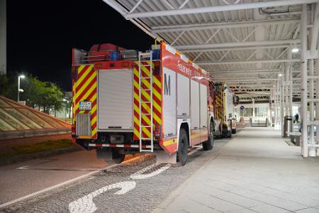 Auch die Feuerwehr ist am Flughafen im Einsatz.