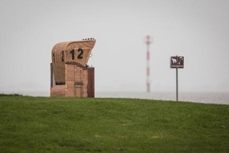 Sturmflut-Gefahr an der Nordsee: Regen, Böen und leere Strände