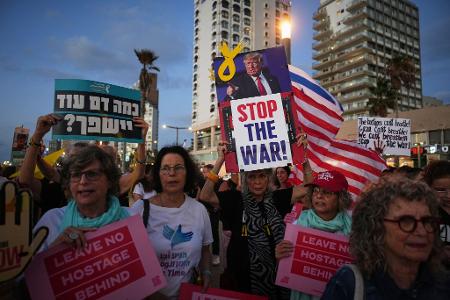 Geisel-Angehörige und Unterstützer protestieren in Israel regelmäßig für eine Freilassung der Verschleppten und ein Ende des Kriegs. (Archivbild)