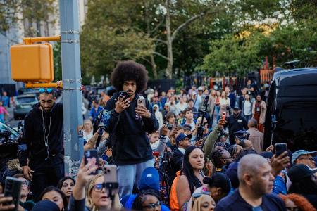 Viele Schaulustige versammelten sich vor dem Gericht. 