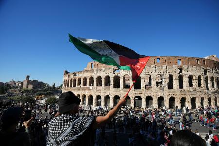 Pro-palästinensische Demonstranten marschieren vor dem Kolosseum in Rom während einer Demonstration zur Unterstützung der Bevölkerung von Gaza.