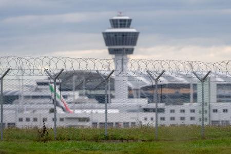 Flüge wurden wegen der Drohnen umgeleitet. 
