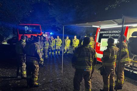 Die Einsatzkräfte der Feuerwehr Bergisch Gladbach bei der Suche nach der vermissten Person im Königsforst