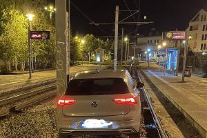 Fahrzeug im Gleisbett von hinten