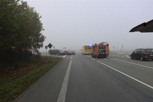 Übersichtsaufnahme der Unfallstelle. Alle drei beteiligten Fahrzeuge waren nicht mehr fahrbereit. Die B 252 musste für die Dauer der Verkehrsunfallaufnahme halbseitig gesperrt werden.