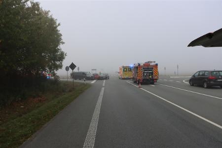 Übersichtsaufnahme der Unfallstelle. Alle drei beteiligten Fahrzeuge waren nicht mehr fahrbereit. Die B 252 musste für die Dauer der Verkehrsunfallaufnahme halbseitig gesperrt werden.