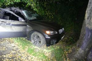 BMW kollidierte mit einem Baum