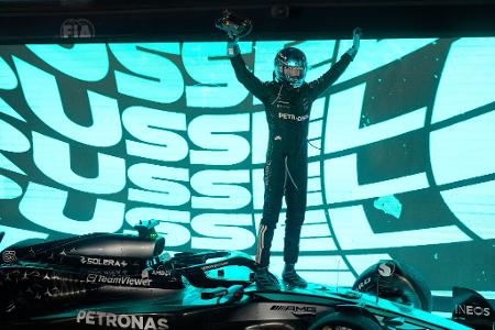 Motorsport: Formel-1-Weltmeisterschaft, Grand Prix von Singapur, Rennen. Der britische Mercedes-Pilot George Russell jubelt über seinen Sieg.