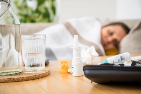 Ein Nasenspray pro Person und Erkältung: Man sollte es nicht teilen oder beim nächsten Mal wieder verwenden.