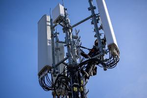 Ein Techniker führt Reparaturarbeiten an 5G-Antennen durch.
