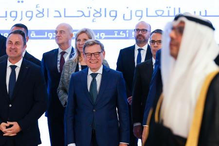 Der deutsche Außenminister Johann Wadephul (M) in Kuwait. 