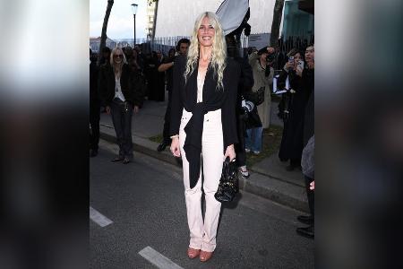Claudia Schiffer strahlt auf der Paris Fashion Week