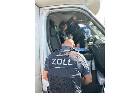 Symbolbild: Zoll Einsatzkräfte kontrollieren den Fahrerbreich eines Transporters
Quelle: Hauptzollamt Heilbronn
