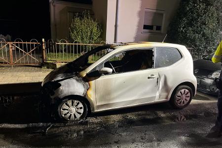 Doppelte Brandstiftung: Der VW Up brannte aus.