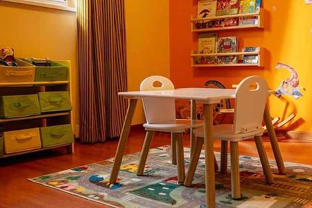 Spielzimmer, Kindertisch, Bücher, Spielzeug Spielzimmer, Kindertisch, Bücher, Spielzeug