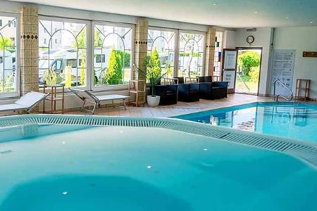 Schwimmbad, Hallenschwimmbad, Schwimmbecken, Whirlpool Schwimmbad, Hallenschwimmbad, Schwimmbecken, Whirlpool