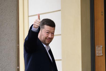 Der Vorsitzende der Partei Freiheit und direkte Demokratie (SPD), Tomio Okamura, begrüßt Fotografen auf seinem Weg zu Präsident Pavel, der ihn zu einer Nachwahlberatung eingeladen hatte. Der Vorsitzende der Partei Freiheit und direkte Demokratie (SPD), Tomio Okamura, begrüßt Fotografen auf seinem Weg zu Präsident Pavel, der ihn zu einer Nachwahlberatung eingeladen hatte.