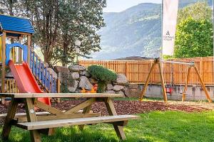 Spielplatz, Rutsche, Schaukel