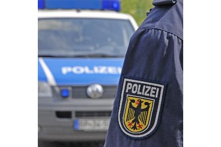 Die Bundespolizei hat nahe Kiefersfelden mehrere offenkundig geschleuste Migranten in Gewahrsam genommen.