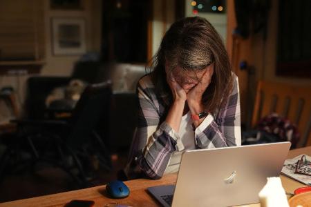 Mary E. Brunkow wird emotional, als sie erfährt, dass sie den Nobelpreis für Medizin erhalten wird.