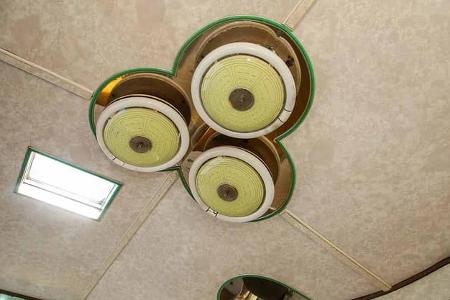 Detailansicht, Deckenlampe, kleines Dachfenster Detailansicht, Deckenlampe, kleines Dachfenster