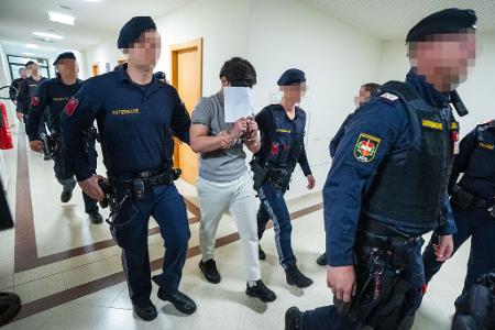 Eine Jugendgruppe soll eine Lehrerin vergewaltigt haben - nun stehen die jungen Männer vor Gericht.