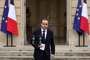 Der zurückgetretene Premier soll in Paris bis Mittwoch einen Ausweg aus der politischen Krise finden.