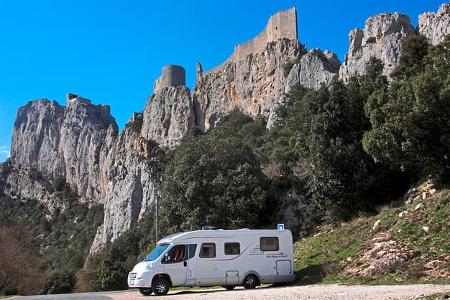 Die Burg Peyrepertuse lockt jedes Jahr viele Besucher, da sie spannende Geschichte mit einem traumhaften Panorama verbindet. Die Burg Peyrepertuse lockt jedes Jahr viele Besucher, da sie spannende Geschichte mit einem traumhaften Panorama verbindet.