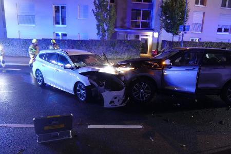 Autos stießen frontal zusammen