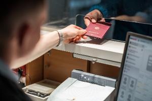 Passkontrolle am Flughafen Erfurt-Weimar, © Bundespolizei