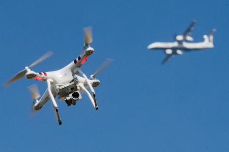 Nachdem es europaweit mehr Drohnensichtungen in Bereichen der kritischen Infrastruktur gegeben hat, reagiert Bayern mit einer Novelle des Polizeiaufgabengesetzes. (Symbolbild) Nachdem es europaweit mehr Drohnensichtungen in Bereichen der kritischen Infrastruktur gegeben hat, reagiert Bayern mit einer Novelle des Polizeiaufgabengesetzes. (Symbolbild)