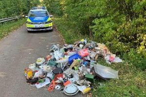 Entsorgter Müll an der Mittellandkanalbrücke