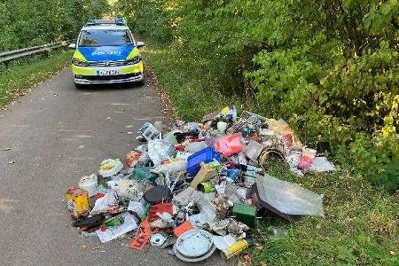 Entsorgter Müll an der Mittellandkanalbrücke