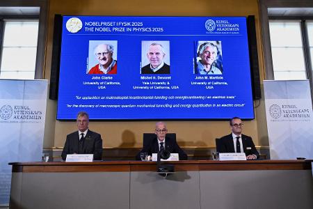 Den Nobelpreis für Physik erhalten 2025 die Quantenphysiker John Clarke, Michel Devoret und John Martinis. Den Nobelpreis für Physik erhalten 2025 die Quantenphysiker John Clarke, Michel Devoret und John Martinis.