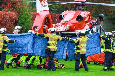 Mit einem Rettungshubschrauber wird die schwer verletzte Iris Stalzer ins Krankenhaus geflogen. 