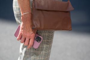Immer wieder werden Passanten in London die Smartphones aus der Hand gerissen. (Symbolbild)