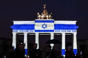 Das Brandenburger Tor ist in den Farben der israelischen Flagge angestrahlt. 