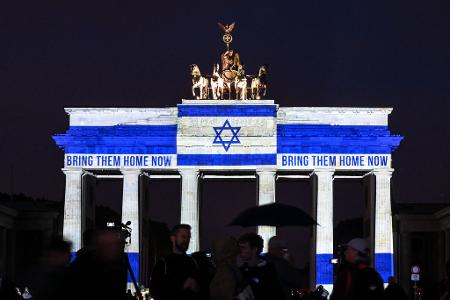 Das Brandenburger Tor ist in den Farben der israelischen Flagge angestrahlt. 