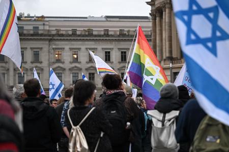 Menschen versammeln sich auf dem Bebelplatz zu einer Mahnwache zum 7. Oktober 2023.