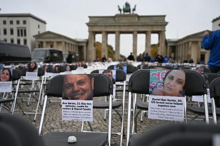 Mit den Stühlen soll an die Opfer erinnert werden. 