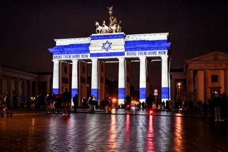 Das Brandenburger Tor ist in den Farben der israelischen Flagge angestrahlt. 
