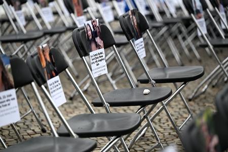 Rund 1.100 Stühle wurden vor Wahrzeichen aufgestellt.